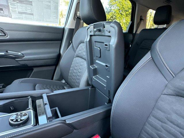 Photo of 2025 Everest White P Nissan Pathfinder