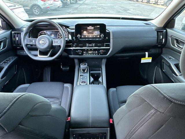 Photo of 2025 Everest White P Nissan Pathfinder