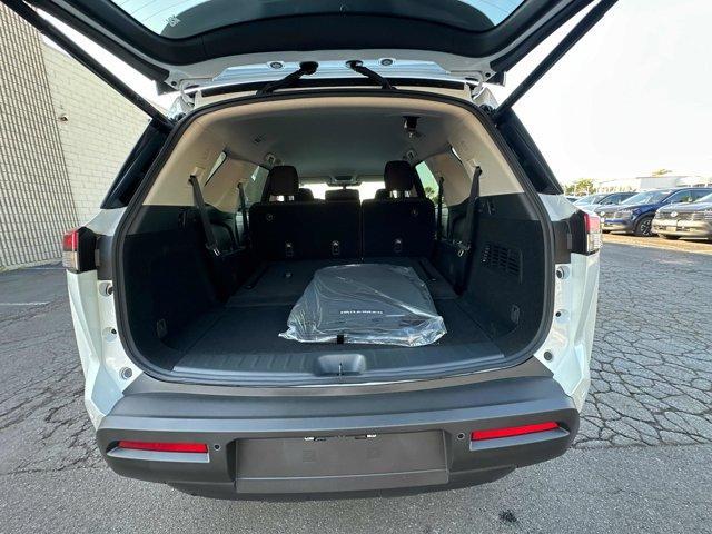 Photo of 2025 Everest White P Nissan Pathfinder
