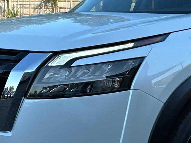 Photo of 2025 Everest White P Nissan Pathfinder