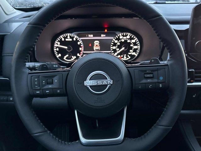 Photo of 2025 Everest White P Nissan Pathfinder
