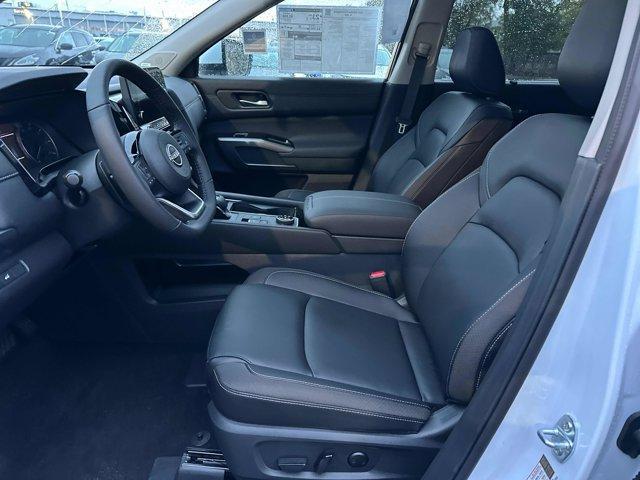 Photo of 2025 Everest White P Nissan Pathfinder