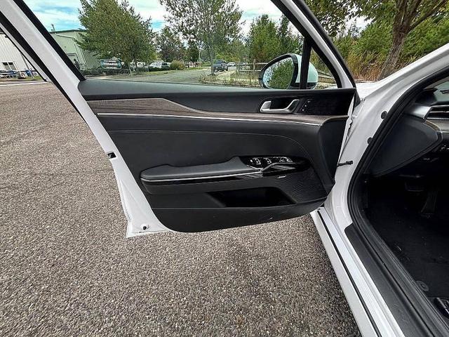 Photo of 2021 Glacial White Pearl Kia K5