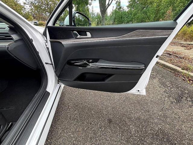 Photo of 2021 Glacial White Pearl Kia K5