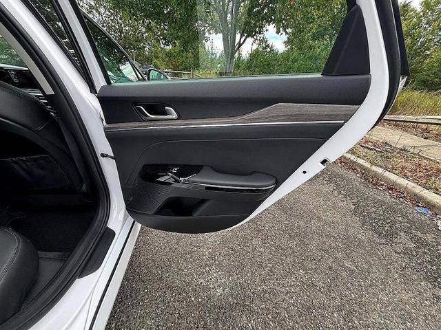 Photo of 2021 Glacial White Pearl Kia K5
