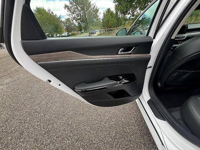 Photo of 2021 Glacial White Pearl Kia K5