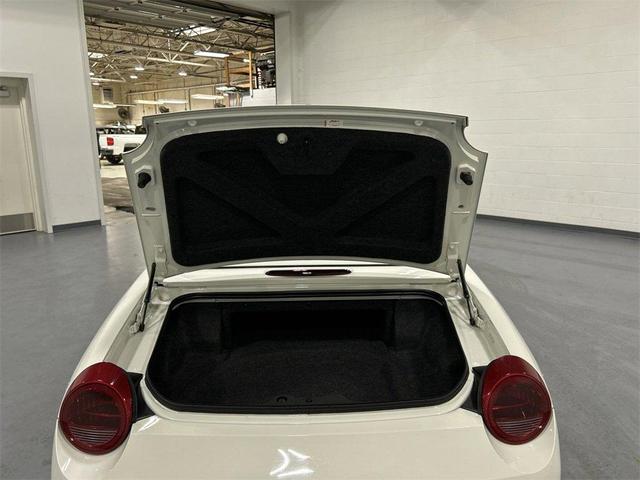 Photo of 2002 White Ford Thunderbird