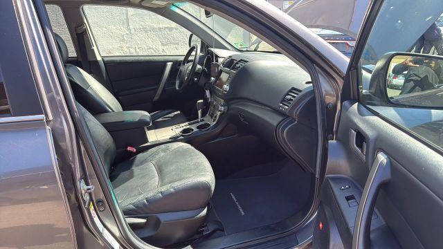 Photo of 2012 Gray Toyota Highlander