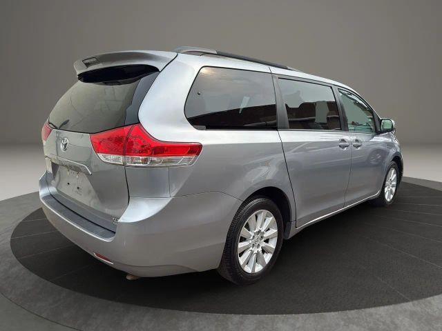 Photo of 2012 Silver Toyota Sienna