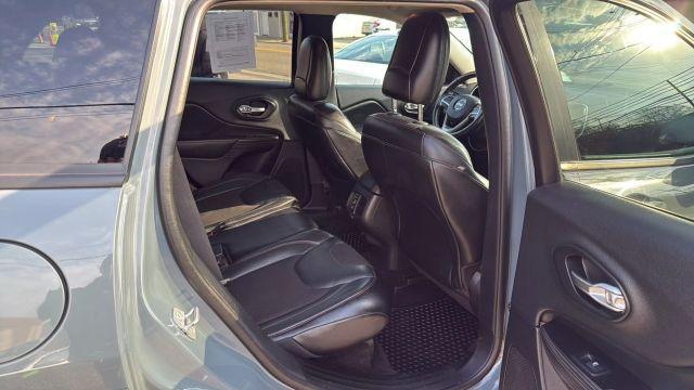 Photo of 2014 Gray Jeep Cherokee