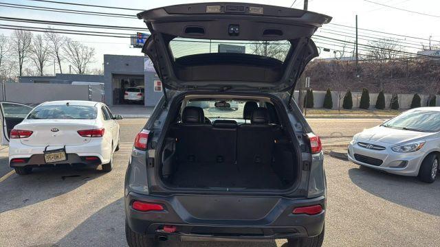 Photo of 2014 Gray Jeep Cherokee