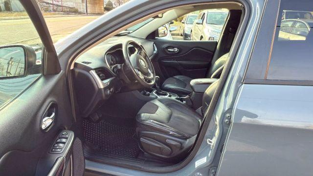 Photo of 2014 Gray Jeep Cherokee