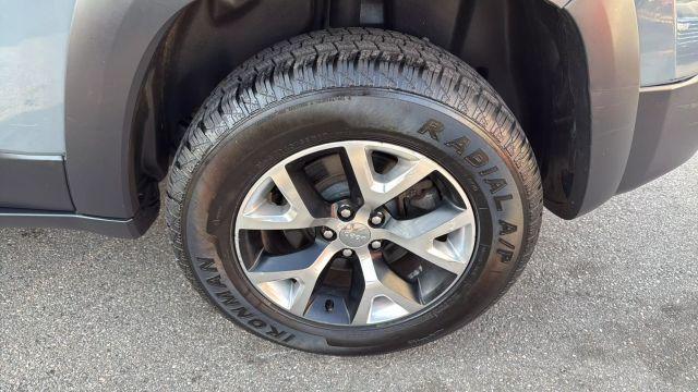 Photo of 2014 Gray Jeep Cherokee