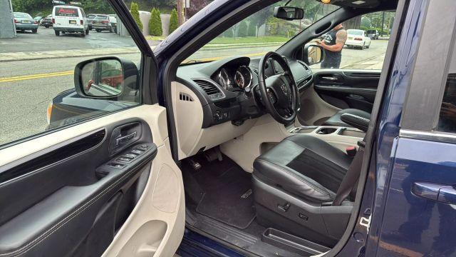 Photo of 2017 Blue Dodge Grand Caravan