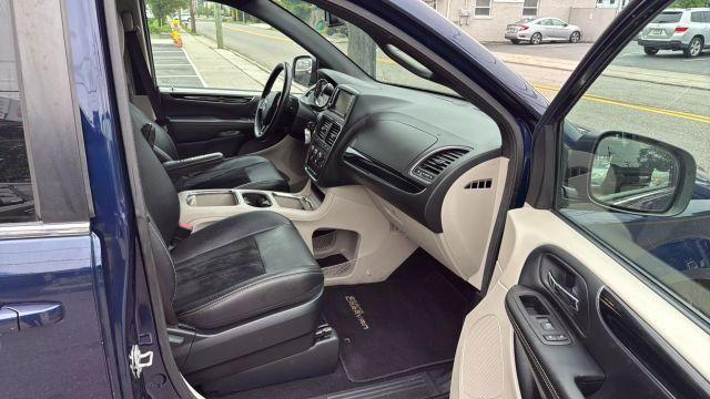 Photo of 2017 Blue Dodge Grand Caravan