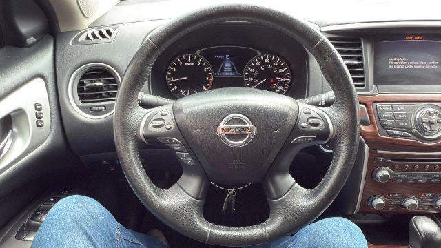 Photo of 2017 White Nissan Pathfinder