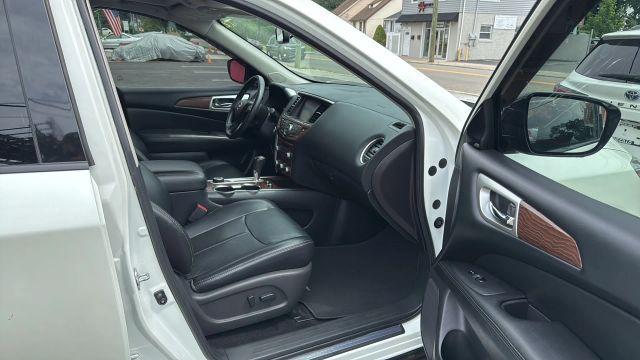 Photo of 2017 White Nissan Pathfinder