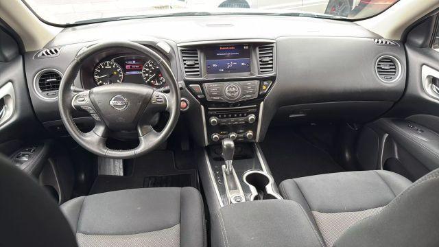Photo of 2017 Silver Nissan Pathfinder