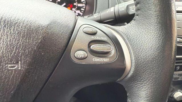 Photo of 2017 Silver Nissan Pathfinder