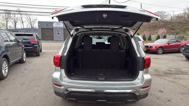Photo of 2017 Silver Nissan Pathfinder