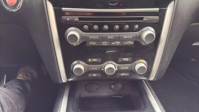Photo of 2017 Silver Nissan Pathfinder