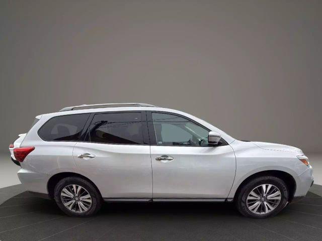 Photo of 2017 Silver Nissan Pathfinder