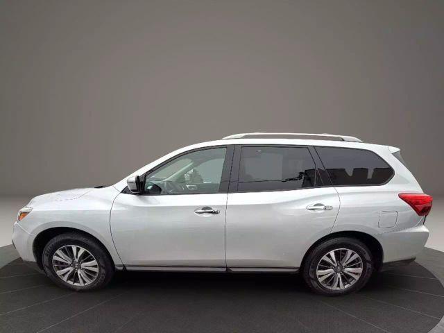 Photo of 2017 Silver Nissan Pathfinder