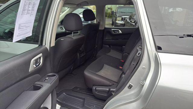 Photo of 2017 Silver Nissan Pathfinder