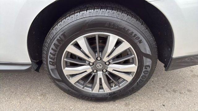 Photo of 2017 Silver Nissan Pathfinder