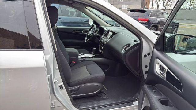 Photo of 2017 Silver Nissan Pathfinder