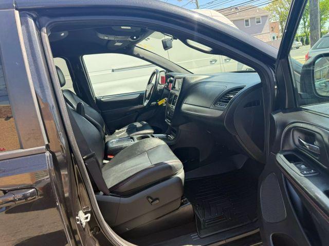 Photo of 2017 Black Dodge Grand Caravan