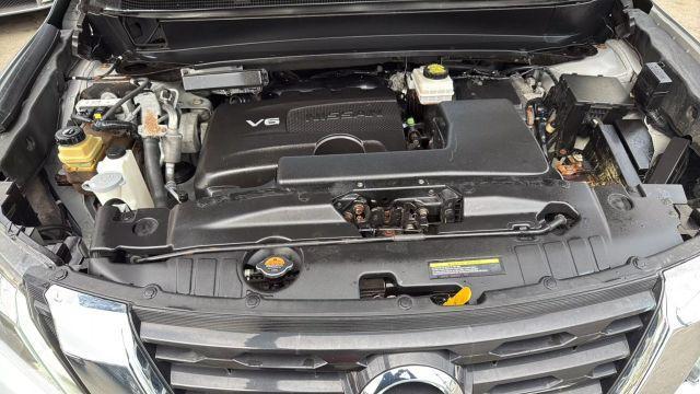 Photo of 2017 Silver Nissan Pathfinder