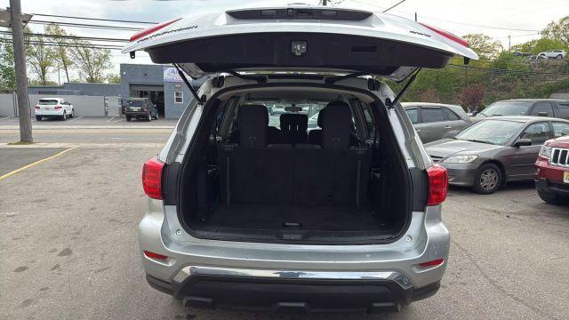 Photo of 2017 Silver Nissan Pathfinder