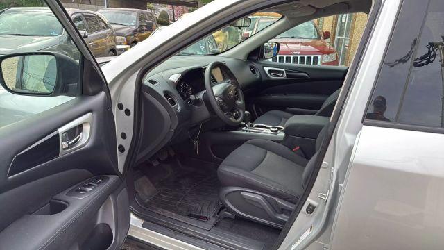 Photo of 2017 Silver Nissan Pathfinder