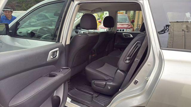 Photo of 2017 Silver Nissan Pathfinder
