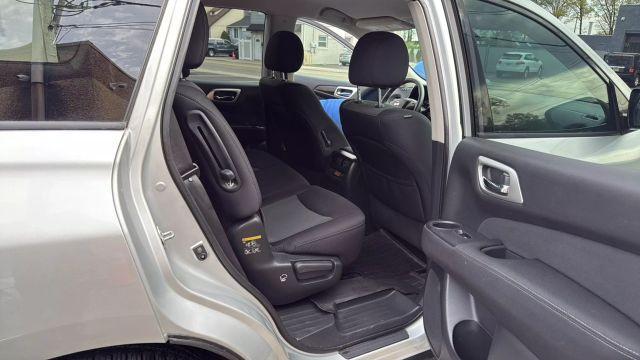 Photo of 2017 Silver Nissan Pathfinder