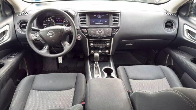 Photo of 2017 Silver Nissan Pathfinder