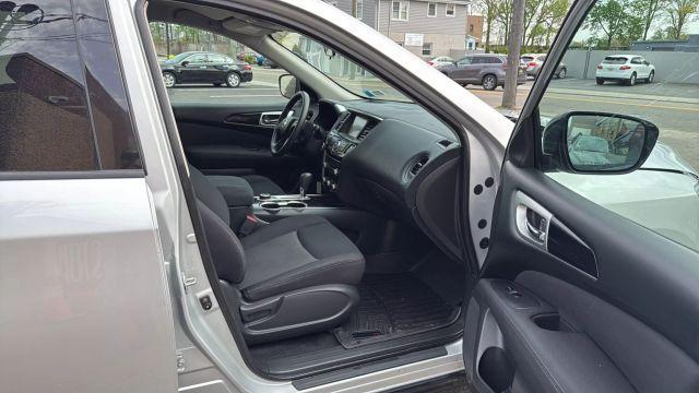 Photo of 2017 Silver Nissan Pathfinder