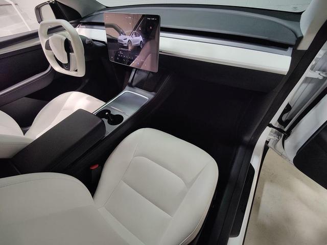 Photo of 2022 Pearl White Multi-Coat Tesla Model Y