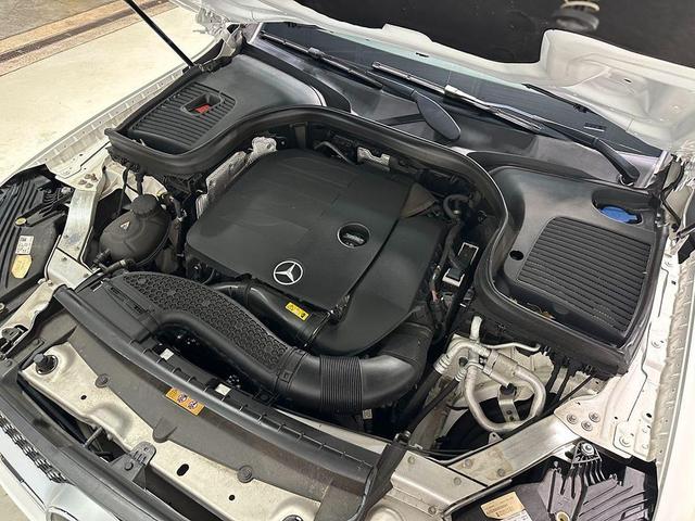 Photo of 2022 Polar White Mercedes-Benz GLC 300