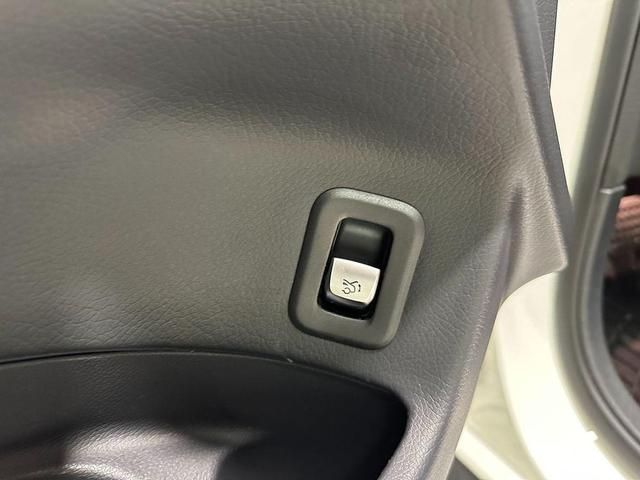 Photo of 2022 Polar White Mercedes-Benz GLC 300