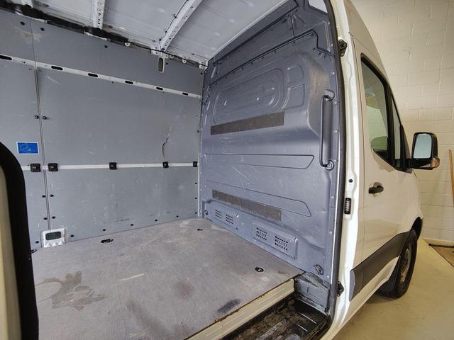 Photo of 2022 Arctic White Mercedes-Benz Sprinter 2500