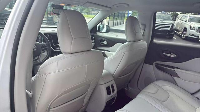Photo of 2019 Bright White Clearcoat Jeep Cherokee