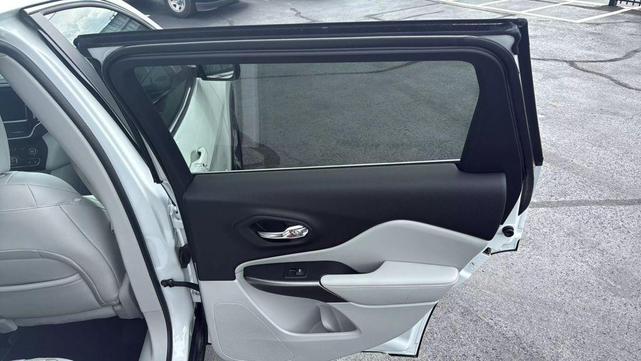 Photo of 2019 Bright White Clearcoat Jeep Cherokee