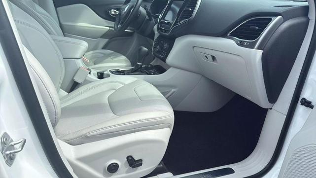 Photo of 2019 Bright White Clearcoat Jeep Cherokee