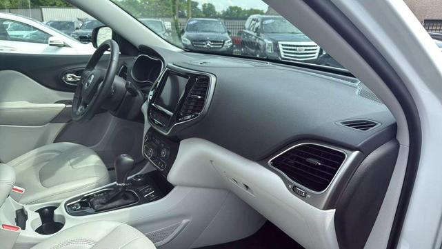 Photo of 2019 Bright White Clearcoat Jeep Cherokee