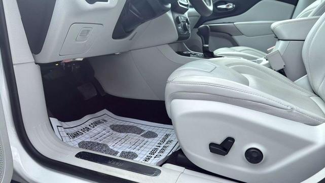 Photo of 2019 Bright White Clearcoat Jeep Cherokee