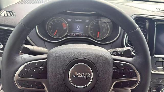 Photo of 2019 Bright White Clearcoat Jeep Cherokee
