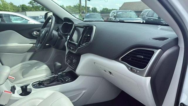 Photo of 2019 Bright White Clearcoat Jeep Cherokee