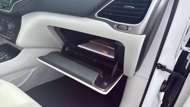 Photo of 2019 Bright White Clearcoat Jeep Cherokee